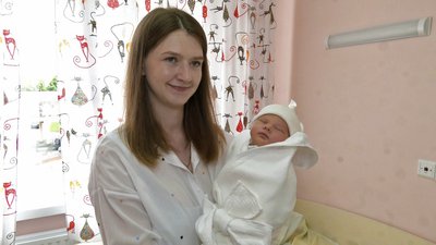 Побратими загиблого бійця зустріли під час виписки в Луцьку його дружину й новонародженого сина Побратими загиблого бійця зустріли під час виписки в Луцьку його дружину й новонародженого сина