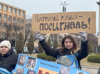 "Нас тримає віра, що кожен повернеться": у Черкасах відбулася акція на підтримку полонених "Нас тримає віра, що кожен повернеться": у Черкасах відбулася акція на підтримку полонених