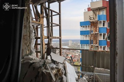 У Шевченківському районі Харкова дрон влучив у балкон на 24 поверсі вранці 14 квітня У Шевченківському районі Харкова дрон влучив у балкон на 24 поверсі вранці 14 квітня