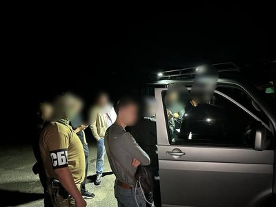 Продавали автівки, призначені для військових як гуманітарна допомога: на Київщині викрили псевдоволонтерів Продавали автівки, призначені для військових як гуманітарна допомога: на Київщині викрили псевдоволонтерів