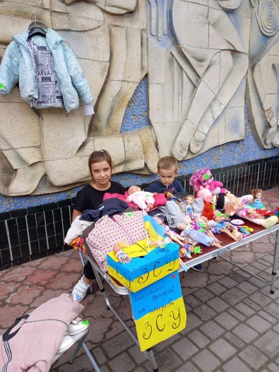 На Львівщині 9-річна дівчинка продала свої іграшки, аби допомогти ЗСУ На Львівщині 9-річна дівчинка продала свої іграшки, аби допомогти ЗСУ