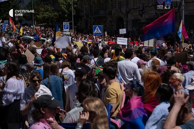 У Києві відбулися "Марш рівності", "Марш Традиції", "Хода на захист сім'ї, дітей та України" У Києві відбулися "Марш рівності", "Марш Традиції", "Хода на захист сім'ї, дітей та України"