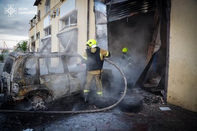 На Одещині через ракетну атаку виникла пожежа на СТО та загорілися автівки На Одещині через ракетну атаку виникла пожежа на СТО та загорілися автівки