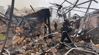 Рятувальник гасить пожежу на місці влучання в Основ'янському районі, Харків, 25 грудня 2024 року Рятувальник гасить пожежу на місці влучання в Основ'янському районі, Харків, 25 грудня 2024 року