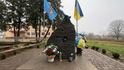 На місці загибелі українського пілота Дениса Кирилюка на Чернігівщині утворилося озеро На місці загибелі українського пілота Дениса Кирилюка на Чернігівщині утворилося озеро
