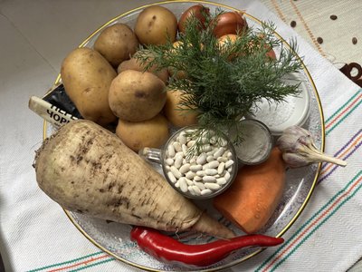 Без капусти та томатів: як готують білий борщ за давнім рецептом у селі Чернівеччини Без капусти та томатів: як готують білий борщ за давнім рецептом у селі Чернівеччини