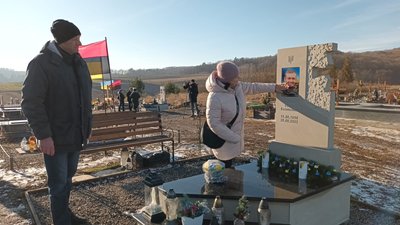 Могили, пам'ятники бійцям, які пам'ятники встановити, Бережани