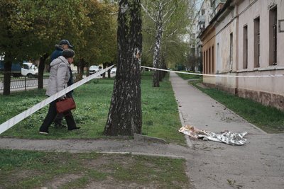 Місце, де внаслідок російського влучання загинув житель Чугуєва Місце, де внаслідок російського влучання загинув житель Чугуєва