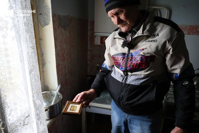 Пенсіонер Олександр Козир у своїй квартирі на Острові у Херсоні 18 листопада 2024 року Пенсіонер Олександр Козир у своїй квартирі на Острові у Херсоні 18 листопада 2024 року