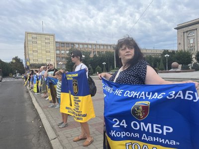 У Черкасах вшанували пам'ять загиблих під час теракту в Оленівці У Черкасах вшанували пам'ять загиблих під час теракту в Оленівці