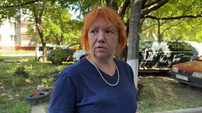 “Усе в сажі, доведеться викинути”. Атака дрона на багатоповерхівку в Краматорську: як жителі оговтуються після обстрілу