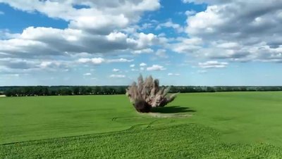 На Вінниччині вибухотехніки поліції підірвали знайдену в полі бойову частину БпЛА На Вінниччині вибухотехніки поліції підірвали знайдену в полі бойову частину БпЛА