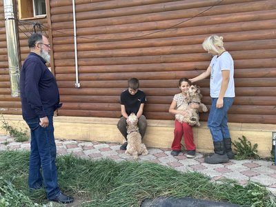 «Ми їдемо з ними». Як багатодітна родина із тваринами живе у прифронтовому Хрестищі «Ми їдемо з ними». Як багатодітна родина із тваринами живе у прифронтовому Хрестищі