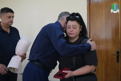 На Одещині родині загиблого воїна Олександра Бушата вручили його посмертну нагороду На Одещині родині загиблого воїна Олександра Бушата вручили його посмертну нагороду