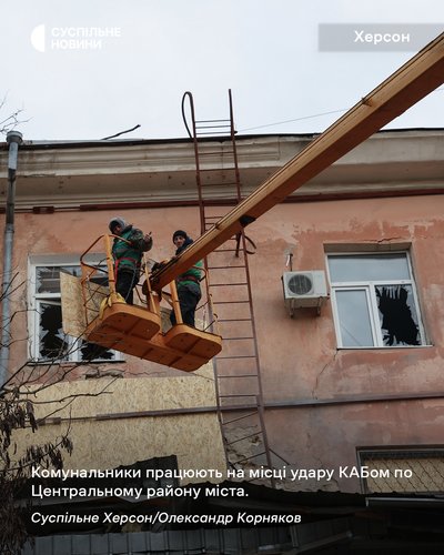 Комунальники працюють на місці удару КАБом по Центральному району Херсона
