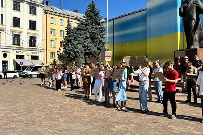 Учасники акції на підтримку Федорова у Чернівцях на Центральній площі