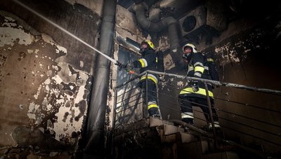 Рятувальники, вогонь, дим у приміщенні Рятувальники, вогонь, дим у приміщенні
