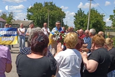 "Синочку, ми тебе дочекалися": на Одещині зустріли звільненого з полону війьковослужбовця Андрія Чабана "Синочку, ми тебе дочекалися": на Одещині зустріли звільненого з полону війьковослужбовця Андрія Чабана