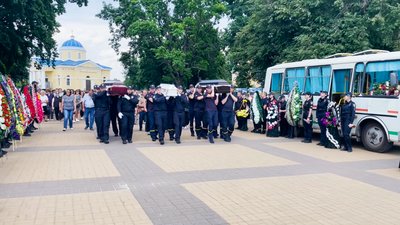 У Прилуках на Чернігівщині попрощалися з родиною, у будинок якої поцілив російський "шахед" У Прилуках на Чернігівщині попрощалися з родиною, у будинок якої поцілив російський "шахед"