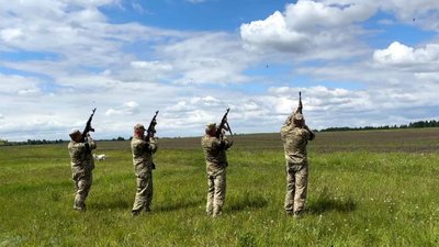 На Чернігівщині провели в останню путь трьох бійців: Юрія Костіва, Олексія Супруненка та Сергія Тюпу На Чернігівщині провели в останню путь трьох бійців: Юрія Костіва, Олексія Супруненка та Сергія Тюпу