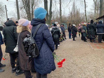 У Нікополі прощаються з директоркою гімназії, яка загинула через обстріл РФ У Нікополі прощаються з директоркою гімназії, яка загинула через обстріл РФ