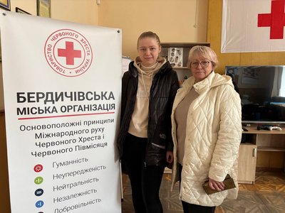 "Команда, що допомагає іншим": як у Бердичеві Червоний Хрест підтримує переселенців і навчає безпеки "Команда, що допомагає іншим": як у Бердичеві Червоний Хрест підтримує переселенців і навчає безпеки