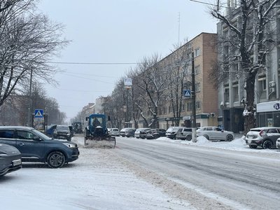 "По коліна снігу": як у Черкасах долають негоду "По коліна снігу": як у Черкасах долають негоду