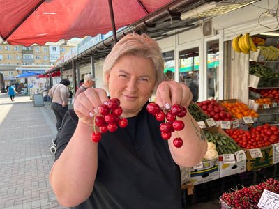 На Житньому ринку в Житомирі черешня коштує до 250 гривень за кілог-рам На Житньому ринку в Житомирі черешня коштує до 250 гривень за кілог-рам