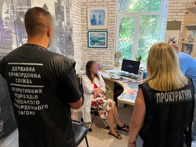 Інвалідність за $4000: в Одесі трьох медиків підозрюють в організації виїзду чоловіків за кордон Інвалідність за $4000: в Одесі трьох медиків підозрюють в організації виїзду чоловіків за кордон