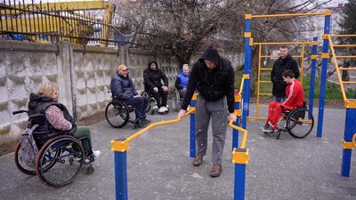"Хотіли зробити його максимально доступним": у Вінниці облаштували майданчик, адаптований під людей на кріслах колісних "Хотіли зробити його максимально доступним": у Вінниці облаштували майданчик, адаптований під людей на кріслах колісних