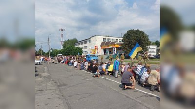 На Чернігівщині поховали Антона Никифоренка та Юрія Литвяка, які загинули на Донеччині та Луганщині На Чернігівщині поховали Антона Никифоренка та Юрія Литвяка, які загинули на Донеччині та Луганщині