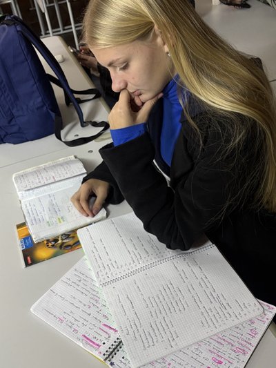 "Їду в автобусі — проходжу тести". Історія дівчат-близнят, які здали НМТ на 200 балів "Їду в автобусі — проходжу тести". Історія дівчат-близнят, які здали НМТ на 200 балів