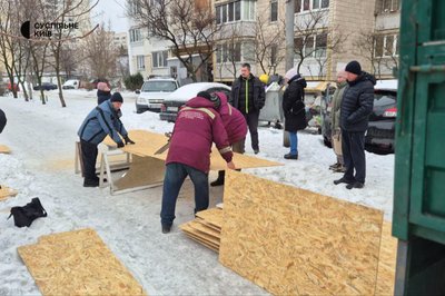 "Відбулись великим переляком": мешканці пошкоджених будинків у Дарницькому районі про російську атаку "Відбулись великим переляком": мешканці пошкоджених будинків у Дарницькому районі про російську атаку