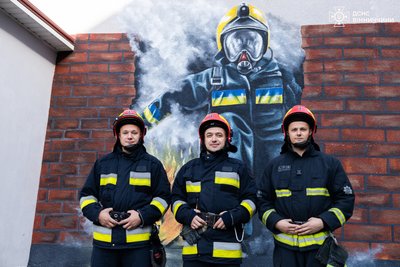 До Дня рятівника на Вінниччині оздобили муралами пожежно-рятувальні підрозділи До Дня рятівника на Вінниччині оздобили муралами пожежно-рятувальні підрозділи