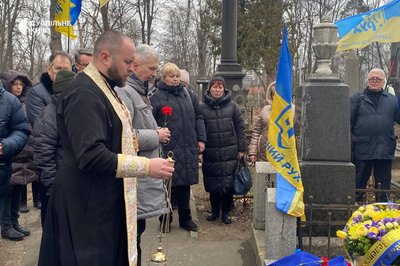 "Більше ста років боремося за право бути українцями": в Києві вшанували пам'ять Героїв Крут "Більше ста років боремося за право бути українцями": в Києві вшанували пам'ять Героїв Крут