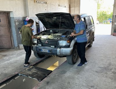Ужгородський волонтер Євген Коневич понад 40 разів їздив до військових на фронт. Як ремонтують і відправляють автівки Ужгородський волонтер Євген Коневич понад 40 разів їздив до військових на фронт. Як ремонтують і відправляють автівки