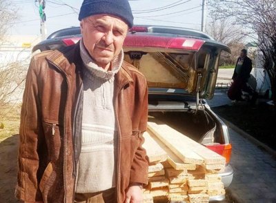На Херсонщині жителі Антонівки отримали генератори, будматеріали та продуктові набори На Херсонщині жителі Антонівки отримали генератори, будматеріали та продуктові набори