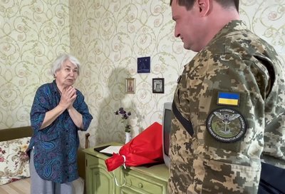 Пенсіонерка з Луцька Тамара Лазаренко і речник ГУР Андрій Юсов Пенсіонерка з Луцька Тамара Лазаренко і речник ГУР Андрій Юсов