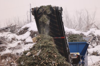 На міській станції компостування у Львові подрібнили 10 тонн новорічних ялинок На міській станції компостування у Львові подрібнили 10 тонн новорічних ялинок