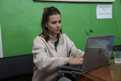 “Ми витримаємо, виживемо”. Як живе Білопілля на Сумщині без світла, зв’язку та інтернету “Ми витримаємо, виживемо”. Як живе Білопілля на Сумщині без світла, зв’язку та інтернету
