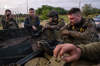 Піхотинці з бригади "Хартія" зупинились дорогою на відпочинок після того, як виїхали з передових позицій, Липці, Харківщина, червень 2024 року Піхотинці з бригади "Хартія" зупинились дорогою на відпочинок після того, як виїхали з передових позицій, Липці, Харківщина, червень 2024 року