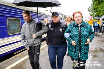 "Вдалося врятувати із пекла війни": 24 жителі Донеччини прибули евакуаційним потягом на Рівненщину