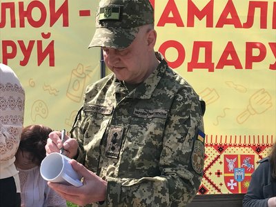 В День вишиванки у Житомирі жителі міста розписували горнятка для поранених військових В День вишиванки у Житомирі жителі міста розписували горнятка для поранених військових