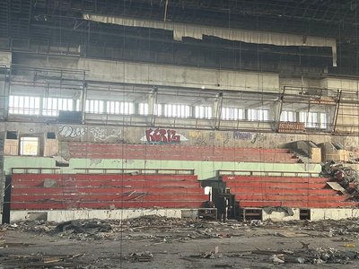 У Дніпрі з палацу "Метеор" розкрадають металеві конструкції: що кажуть в поліції та чи передбачена охорона будівлі У Дніпрі з палацу "Метеор" розкрадають металеві конструкції: що кажуть в поліції та чи передбачена охорона будівлі