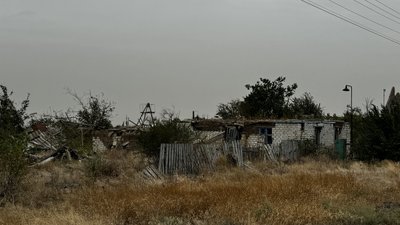 Пошкоджені російськими обстрілами будівлі у селі Новогригорівка, 1 жовтня 2024 року Пошкоджені російськими обстрілами будівлі у селі Новогригорівка, 1 жовтня 2024 року
