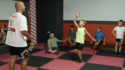 Тренує попри біль: історія ветерана війни з Черкас, який навчає дітей боксу Тренує попри біль: історія ветерана війни з Черкас, який навчає дітей боксу
