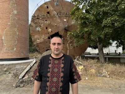 Микола Котелевець поблизу старої водонапірної вежі, що була пошкоджена російськими обстрілами у Рогані Микола Котелевець поблизу старої водонапірної вежі, що була пошкоджена російськими обстрілами у Рогані