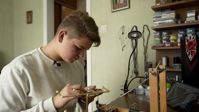 Гердани, браслети, силянки та аксесуари для машин: 16-річний чернігівець понад 2 роки створює вироби з бісеру Гердани, браслети, силянки та аксесуари для машин: 16-річний чернігівець понад 2 роки створює вироби з бісеру