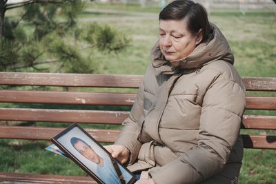 Тамара Байдалінова тримає в руках портрет загиблого сина Сергія Тамара Байдалінова тримає в руках портрет загиблого сина Сергія