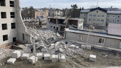 Руйнування лікарняного містечка в Ізюмі внаслідок ударів РФ, Харківська область Руйнування лікарняного містечка в Ізюмі внаслідок ударів РФ, Харківська область